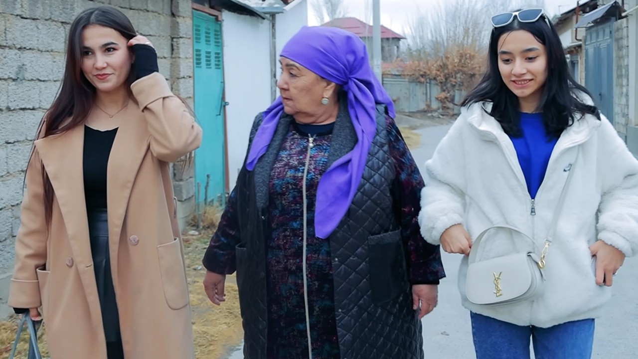 😡 Ёлғиз аёлни алдаб, уйини тортиб олган уч опа-сингилнинг надомати | Nadomat