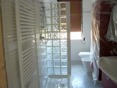 Bathroom with shower in concrete glass youtube Mattoni in vetro