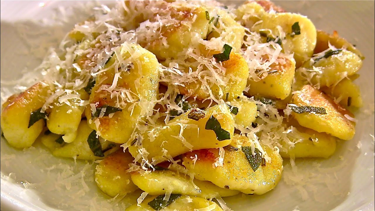 Gnocchi-Gnocchi selber machen-Gnocchi mit Salbeibutter und Parmesan ...