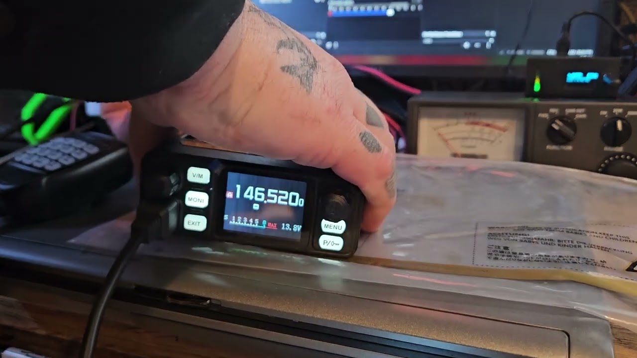 Давайте рассмотрим пару микромобильных любительских радиостанций диапазона UHF и VHF.