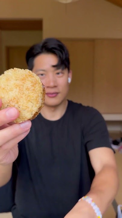 eating-a-rice-burger-at-the-convenience-store-in-japan-youtube
