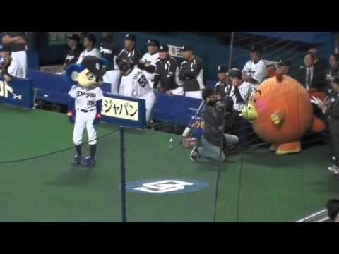 14/03/23 選手の送り出しをするドアラと蛍原徹さん始球式