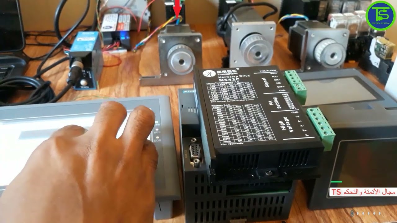 التحكم في ثلاثه موتور خطوي بواسطة PLC Delta 14SS2