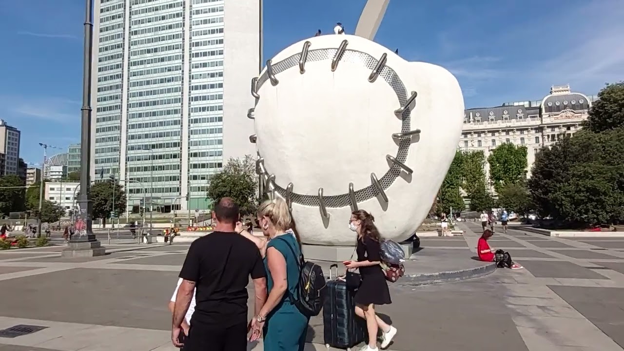 MILANO - "La Mela Reintegrata" di Michelangelo Pistoletto