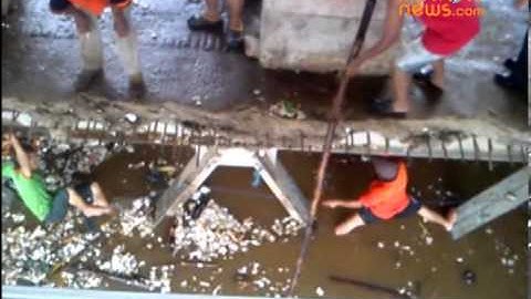 Tumpukan Sampah di Flyover Kalibata