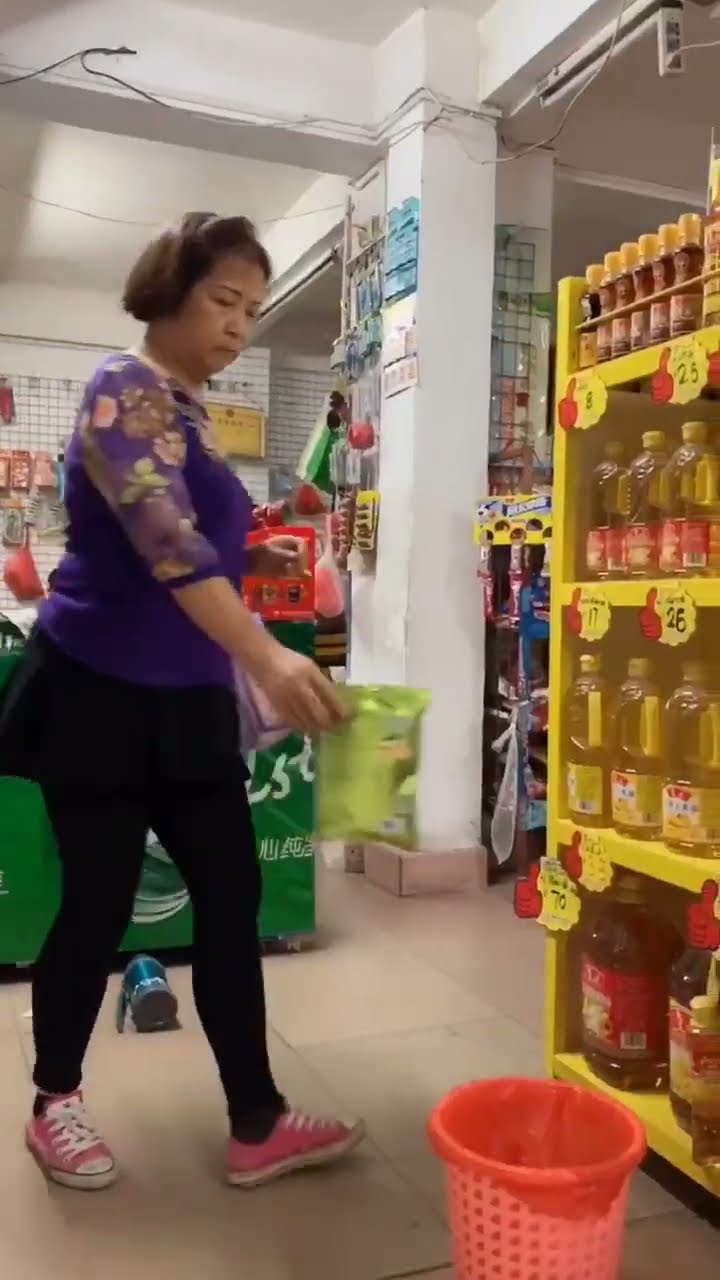 Son secretly ate fried chicken and was caught by his mother #funny #guige #movie