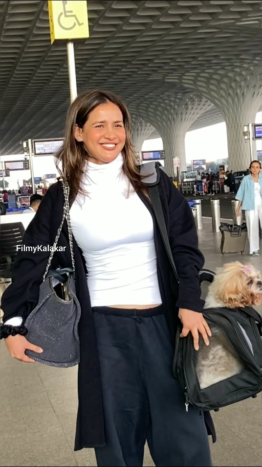 #aishasharma carrying her best travel companion- her pooch ?♥️ #filmykalakar
