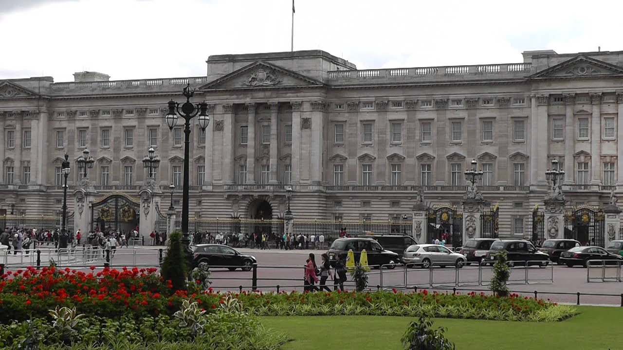 Queen Victoria Gardens &amp; Buckingham Palace in London