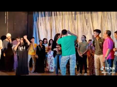 حمو ايهاب وهو في المسرح