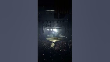 Billie Eilish - Intro (jumping on stage)