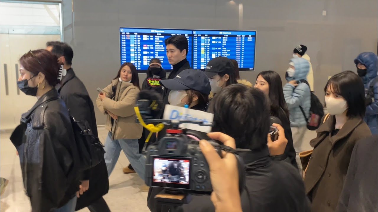 Le Sserafim inside the Airport Terminal 260116