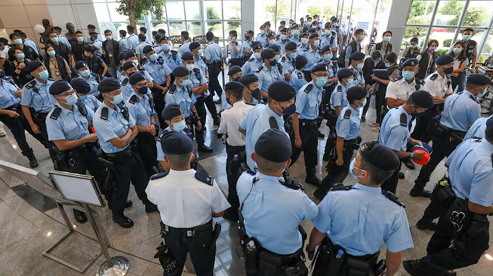 Hong Kong: Five Apple Daily newspaper directors arrested