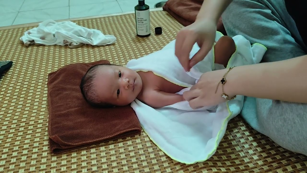 Book DV chăm sóc cho bé cưng của mẹ. Hắn ta nằm thích thú chưa kìa 😄           