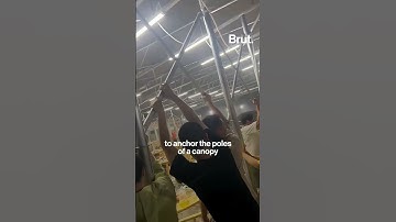 Badai di China ini membuat para pengunjung restoran beterbangan ke udara.