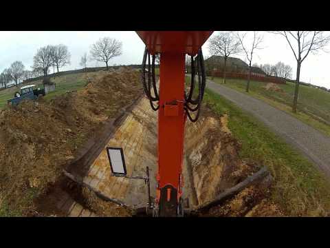 SLOTEN GRAVEN Met HITACHI 210 LC  TALUD BAK en LAZER