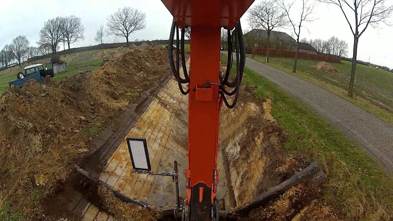 SLOTEN GRAVEN Met HITACHI 210 LC  TALUD BAK en LAZER