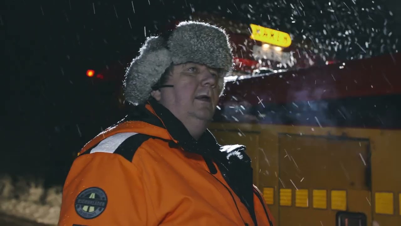 Frusna vägar, omg 7, Hogan drar upp en lastbil från diket.