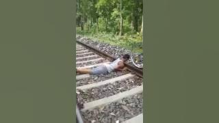 Seorang pemuda bunuh diri di rel kereta api, gara gara diputus ceweknya..