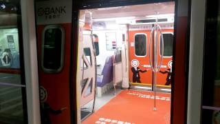 桃園機場捷運彩繪廣告車[王道銀行]直達車A1台北車站關門出發離站