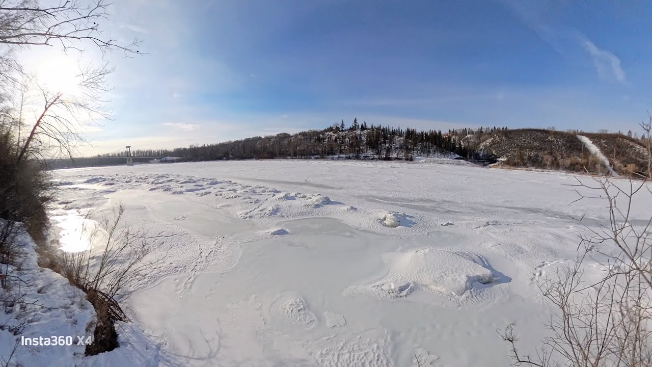 Замерзшая река Северный Саскачеван в парке Форт Эдмонтон