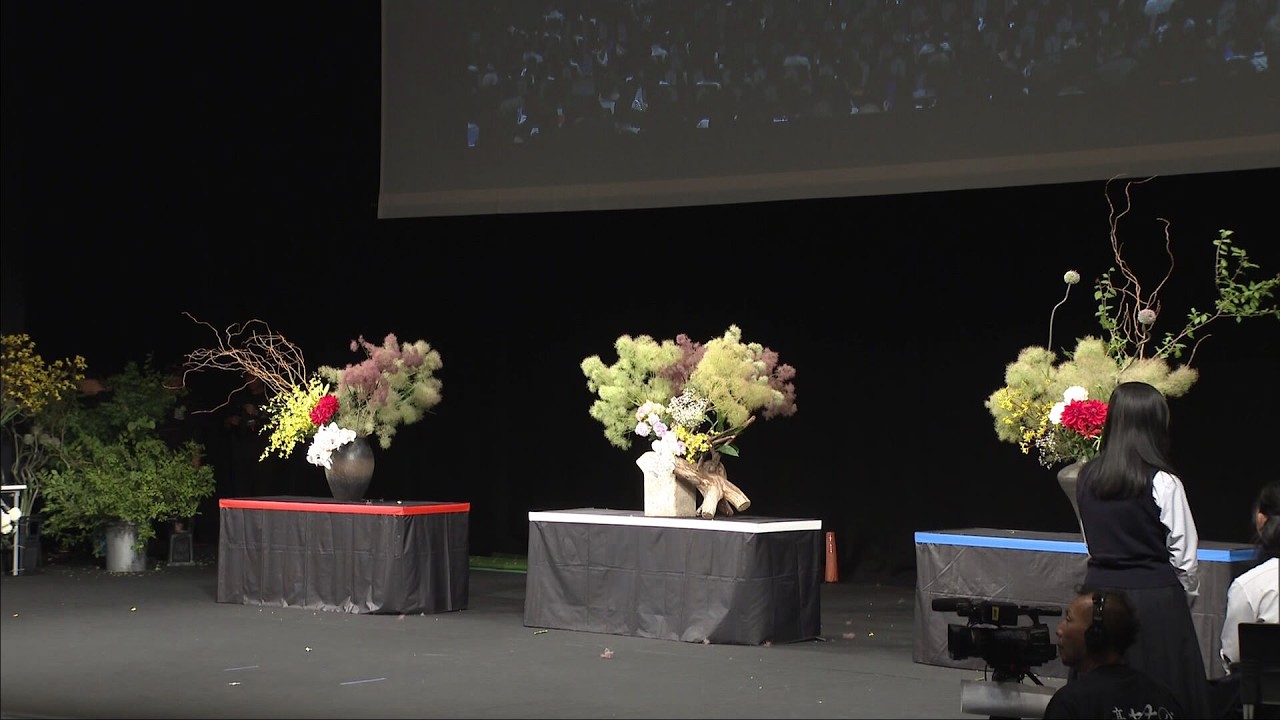 学校で作ったお花たて High School Students Compete in Himeji in a Floral Arrangement