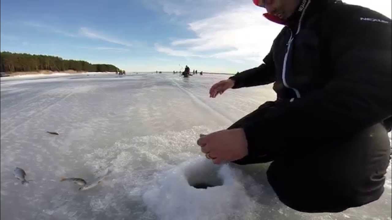 Зимний подъемник для рыбалки. Безмотылка черт фото. Зимняя безмотылка видео. Мормышка нимфа безмотылка. Мормышки на окуня для зимней рыбалки.