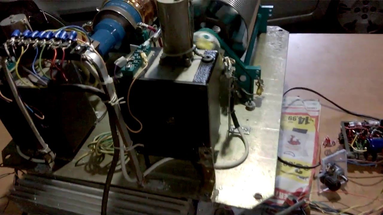 ACCORDATORE DI ANTENNA SEMIAUTOMATICO CON MEMORIE