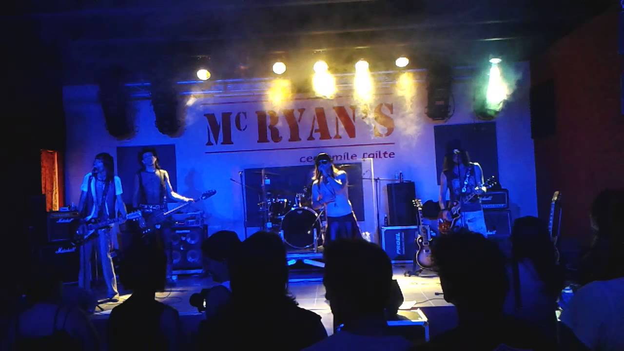 Nice boys GNR tribute band performing "Patience" - live @ McRyans
