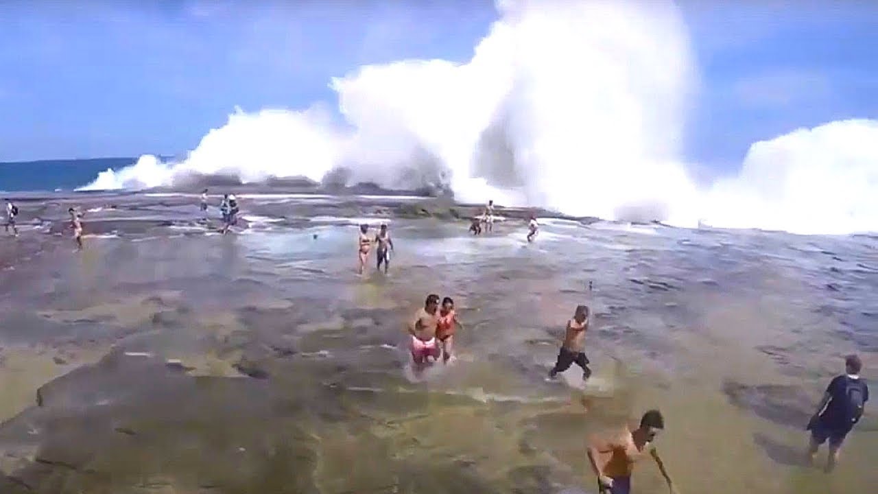 Цунами на пляже Цунами на пляже