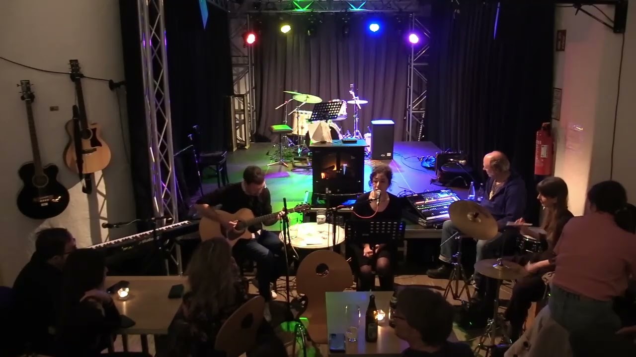 Deventio - Hausband beim Kaminfeuer im Kulturkeller in München