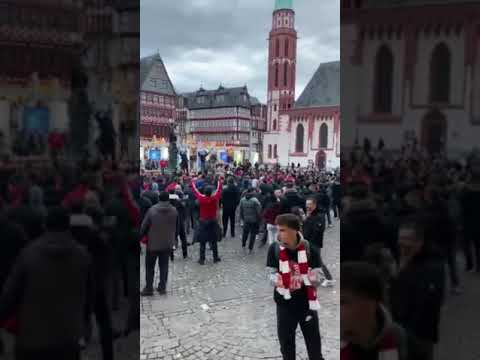 Άιντραχτ - Ολυμπιακός: Video με οπαδούς της ομάδας του Πειραιά στη Φρανκφούρτη