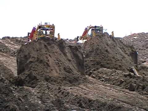 Komatsu 575 Superdozer x 2.mpg