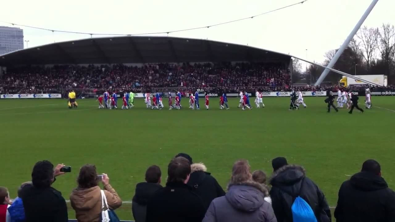 Opkomst AJAX tegen almere city - YouTube