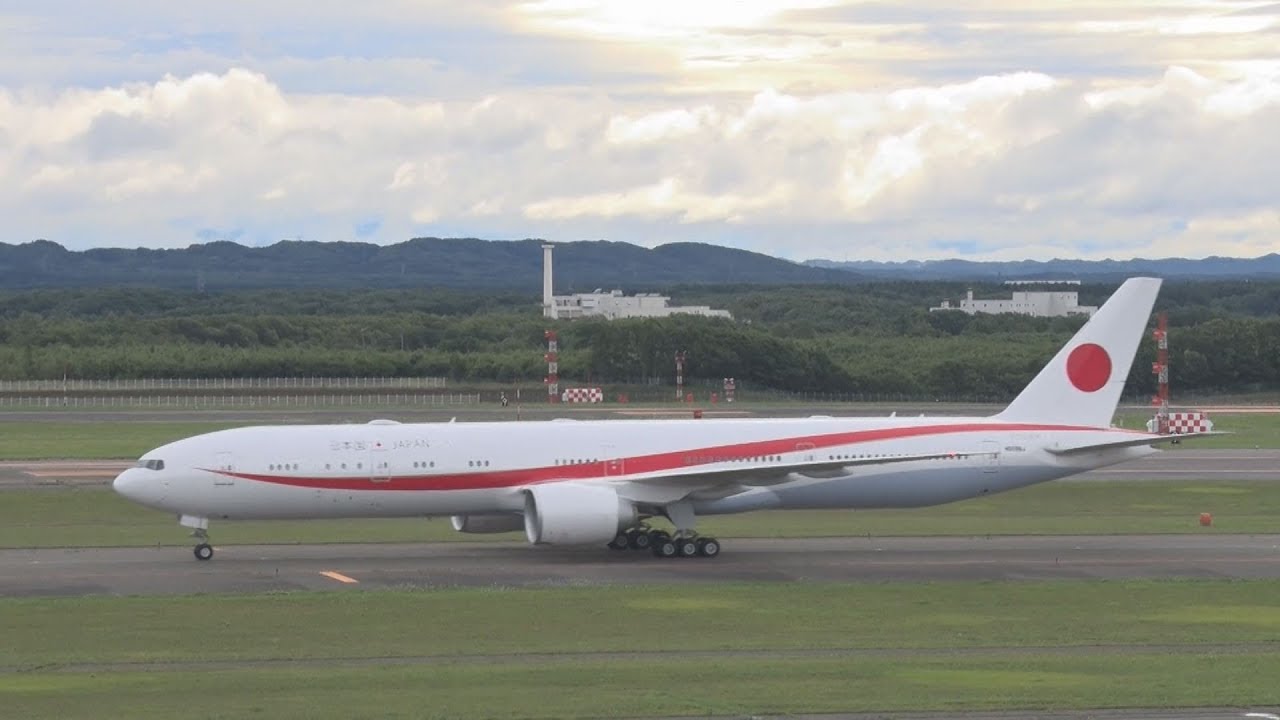 新政府専用機が北海道到着 来年度導入のB777 - YouTube