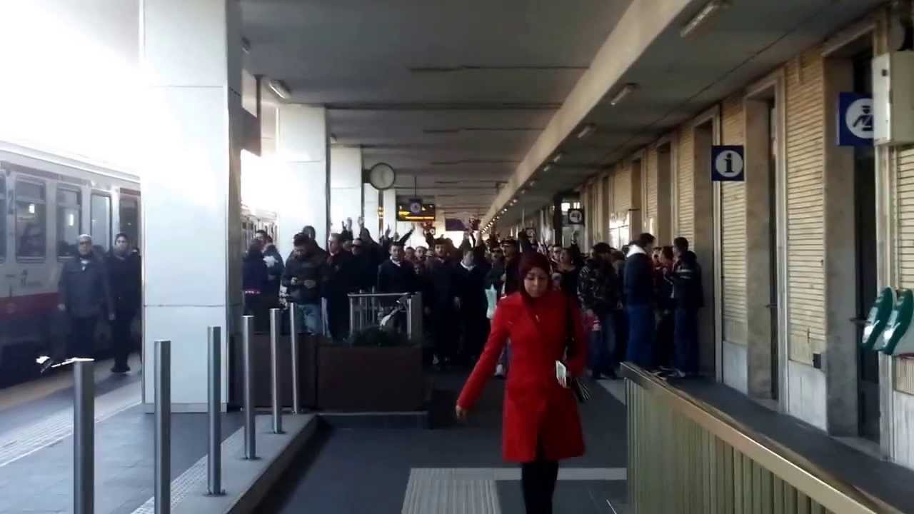 Anconetani in stazione e lo sconcerto della donna in rosso