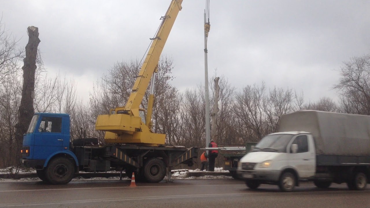 Установка оцинкованных опор освещения на пр.Гагарина - YouTube
