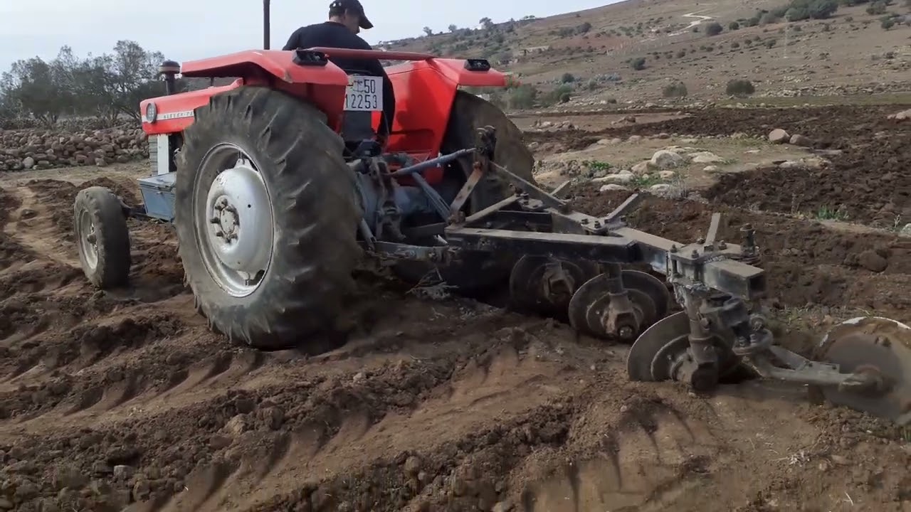 حرث  الارض بالجرار/بني سيدال الجبل