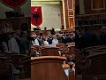 Nuk kam parë kurrë kaq shumë burra që kanë frikë nga fjala!