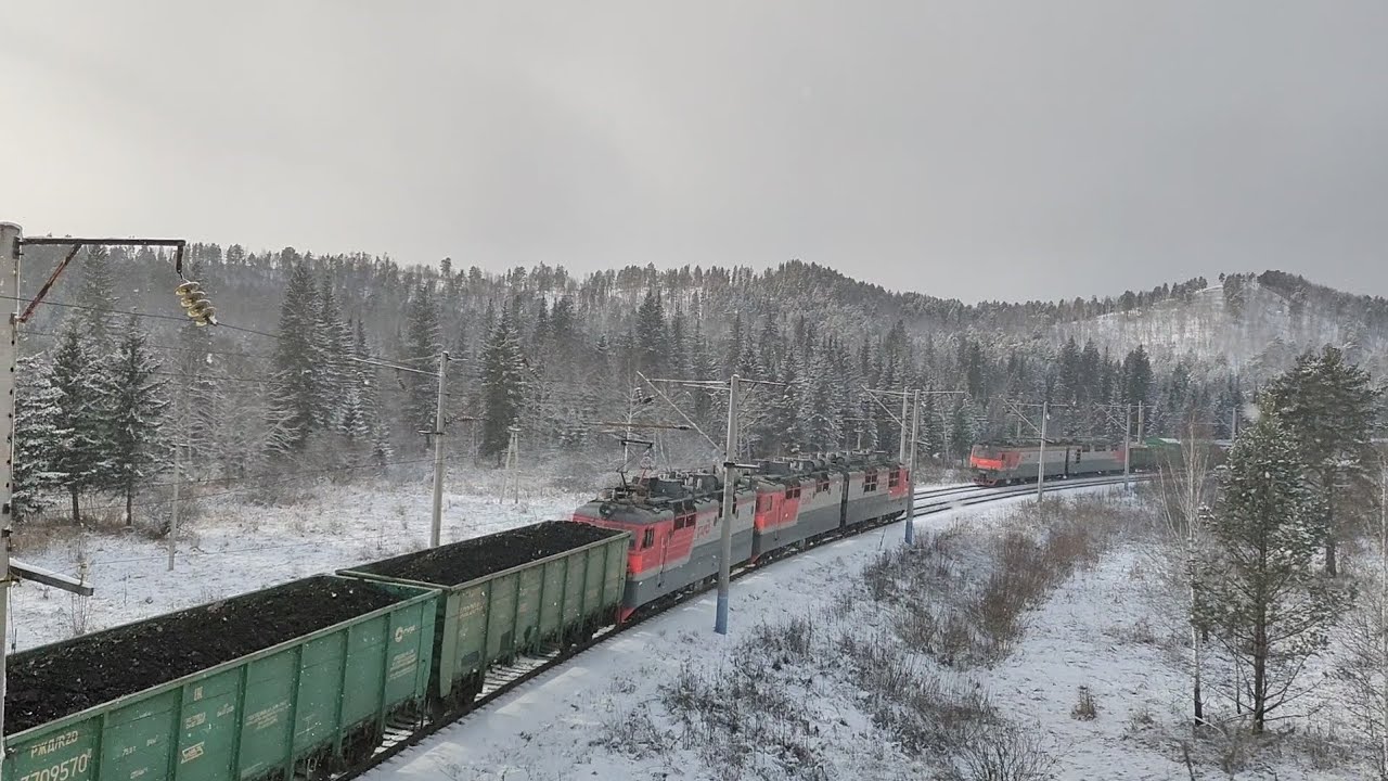 Встреча электровоза ВЛ80с-2233 с грузовым поездом и приветливой бригадой и электровозом ВЛ85