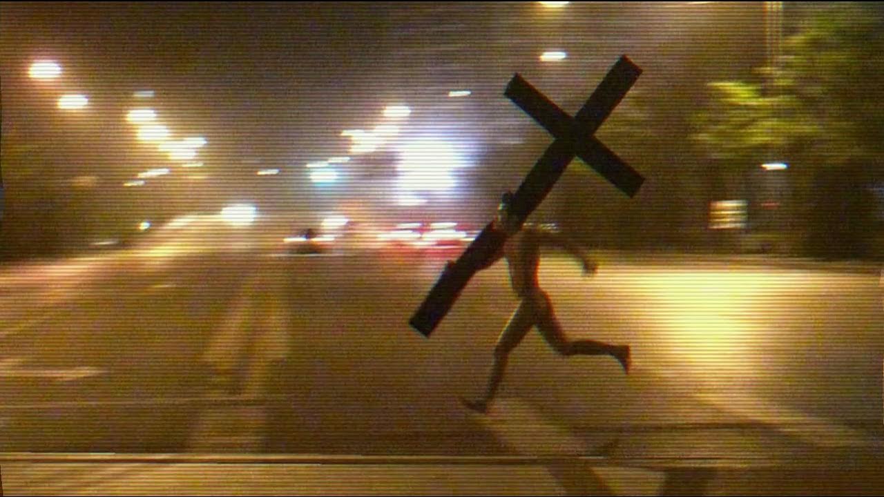 Люди умерли в туалете. Парень с крестом. Мужик убегает с крестом.