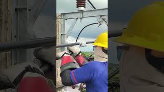 Lineman Working on Live Power Lines Without a Power Outage ⚡ Incredible Skill & Precision