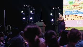 Watch Benefit Auctioneer Kelly Russell Sell the World Traveler Package LIVE! | Artisan Auctions