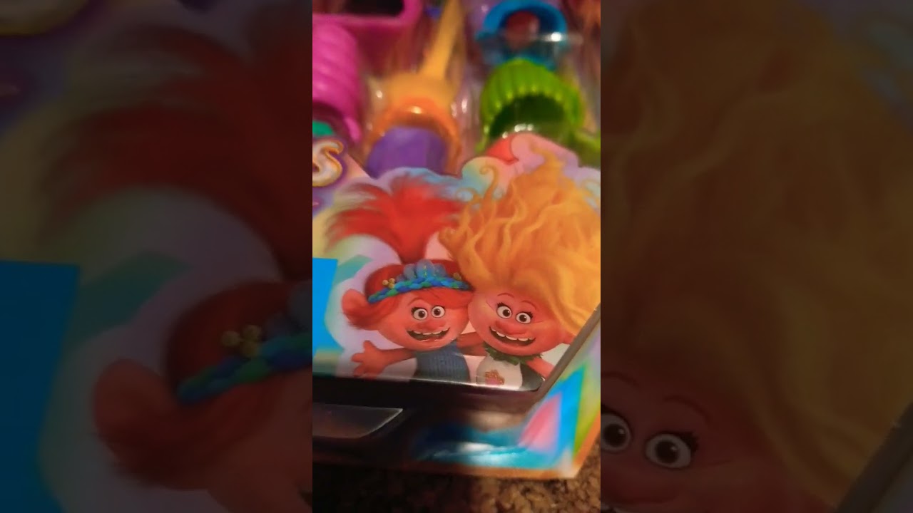 Unboxing Trolls Band Together Hair Outrageous Wardrobe-Beesawesome!