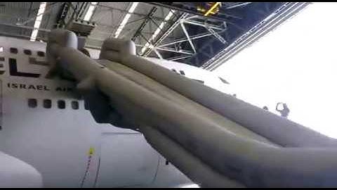 ELAL Airlines Boeing 747-400 Emergency Slide Deployment