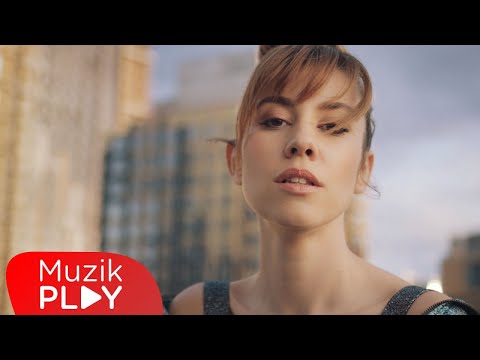 Merve Deniz - Yüzyıllık Yalnızlık (Official Video)