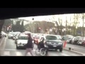 Finto Invalido a Passeggio Con La Sedia A Rotelle
