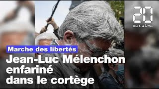 Marche des libertés : Jean-Luc Mélenchon enfariné dans le cortège