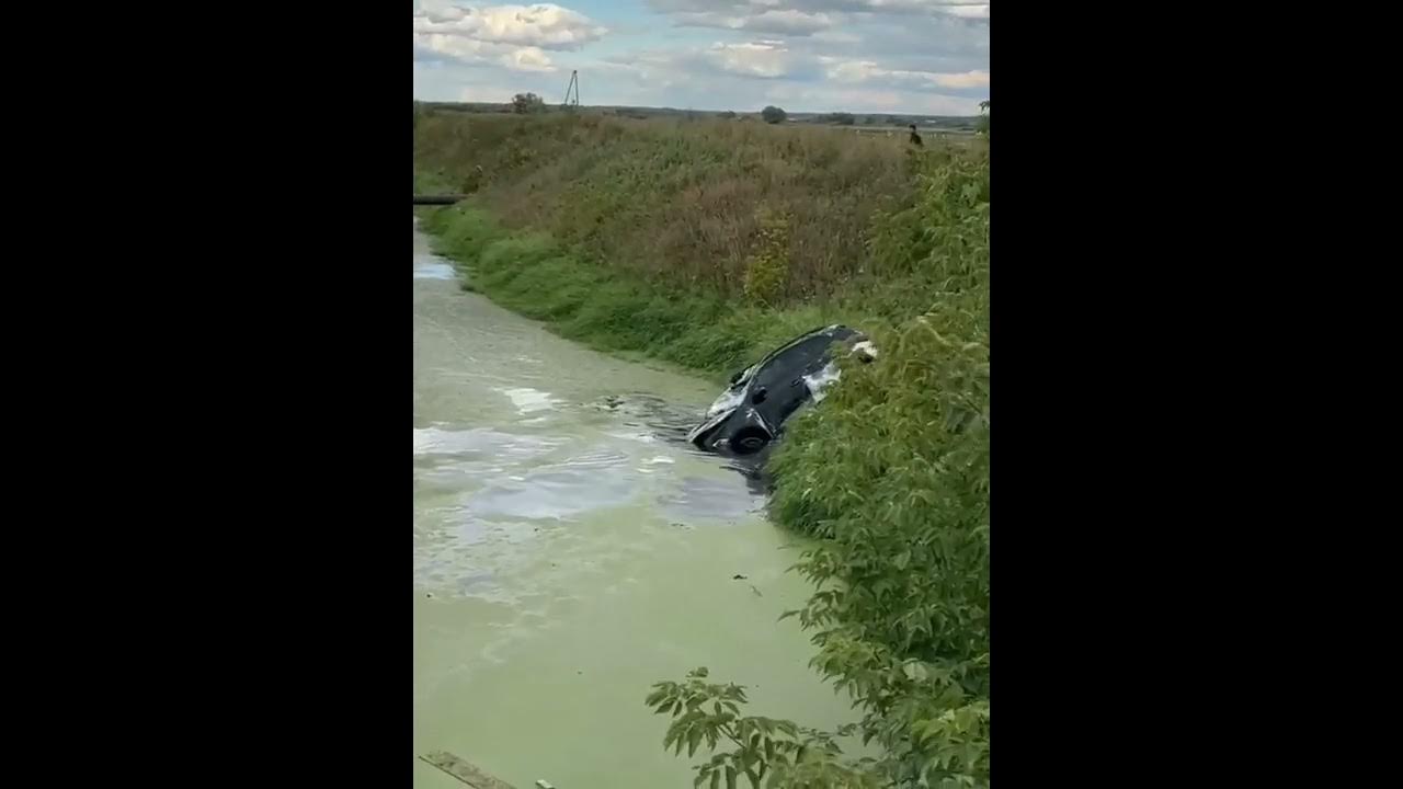 Машина утонула в болоте
