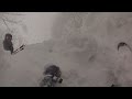 バックカントリーの危険:割れた沢に滑落 The fall in crevasse in the backcountry skiing.