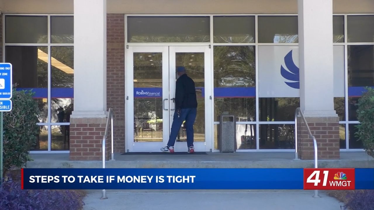 Местные эксперты дают финансовые советы по управлению деньгами во время приостановки работы прави...